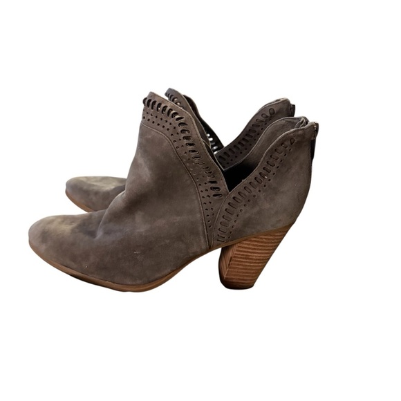 Vince Camuto Fileana Gray Suede Ankle Boots Laser Cut Block Heel Womens 9M - Picture 4 of 6